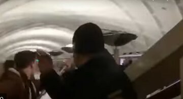 Диво сталося в метро Харкова, відео: "стрибнула на рейки і..."