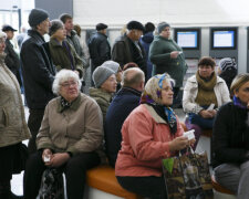 "Просто пекло": пенсіонери пішли на штурм Пенсійного Фонду Дніпра, кадри подій