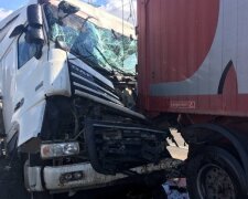 Масштабна аварія з фурами в Одесі: перші кадри жахливої ДТП