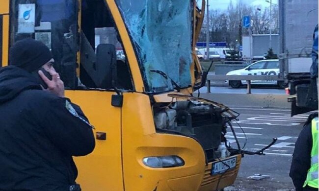Переповнена маршрутка влетіла у вантажівку в Києві, швидкі не встигають забирати поранених: кадри