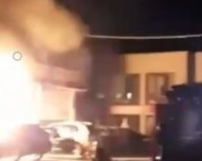 Огонь охватил автомобили под Харьковом, сожжена машина кандидата в мэры: кадры ЧП