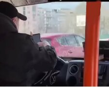 В Киеве водитель маршрутки удивил пассажиров своим занятием, видео: "Вместо подпевания шансона..."