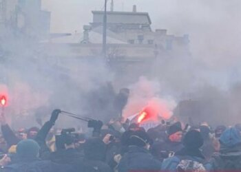 Сотні людей зібралися під Радою, все в диму: перші подробиці і Карди з місця подій
