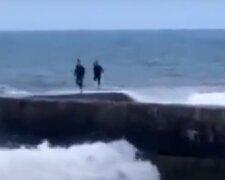 Одесские подростки устроили опасные игры на берегу моря: момент попал на видео