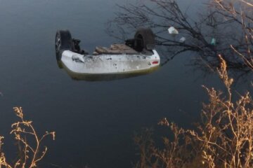 Авто злетіло з Об'їзної дороги прямо у воду: кадри того, що відбувається