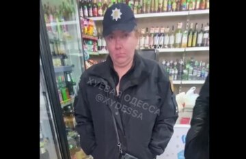 "Хлопці Вибачте, я після доби" : дуже п'яна поліцейська прийшла в магазин Одеси, відео