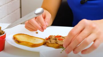 Якщо не хочеться поратися на кухні: апетитний паштет із печінки на бутерброди на швидку руку