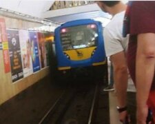 НП в метро Києва, рух поїздів зупинено: перші подробиці