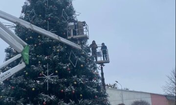 "Детям нужен праздник": в Буче, пережившей оккупацию, установили новогоднюю елку