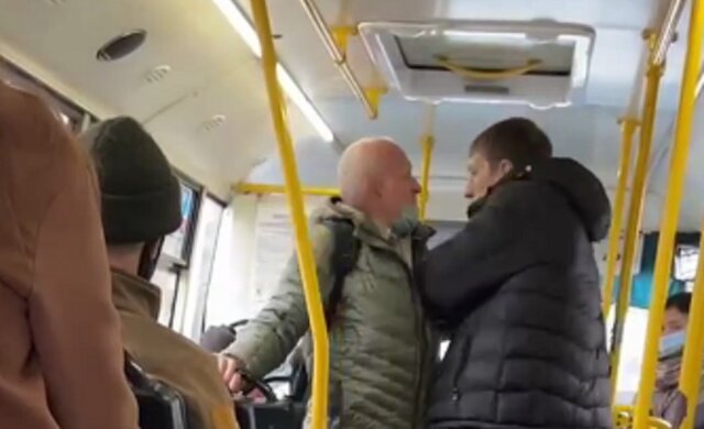 В Киеве водитель маршрутки вытолкал пенсионера из салона, видео: "Зашел, как к себе домой"
