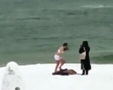 Екстремальні купання молодої одеситки в штормящому морі зняли на відео: "сніг і холод не перешкода"