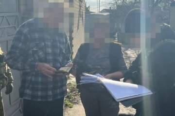 Помогала перебрасывать в Украину эшелоны из России: в Херсоне поймали очередную предательницу