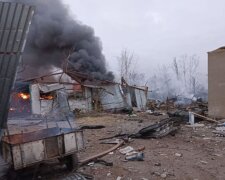 Війська РФ завдали нічного удару по мирному селу на Житомирщині, фото: горять будинки