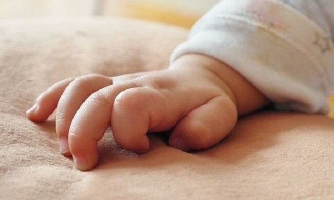 "Встали и ушли": в столичном роддоме родители бросили новорожденного ребенка