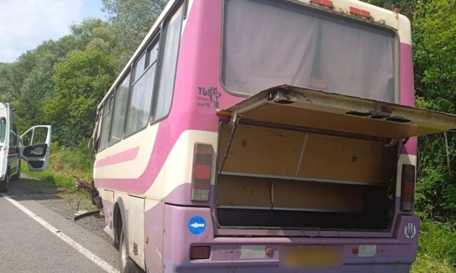 Рейсовый автобус и грузовик столкнулись в Полтавской области