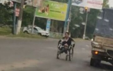 Просила милостиню: жінку в колясці збили в Херсоні, кадри з місця
