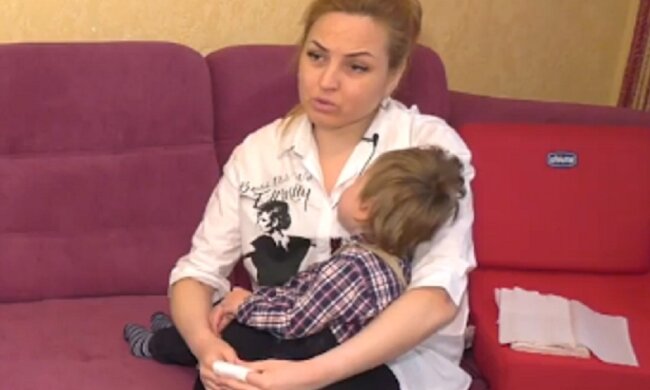 "Батько і лікарі відвернулися від дитини": українка бореться за життя маленького синочка