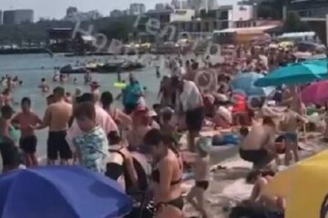 На пляжах Одеси важко пройти до моря: кадри "комфортного" відпочинку показали в мережі