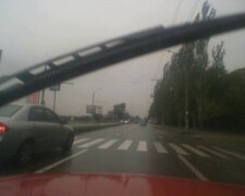 Таксист вразив неадекватною витівкою жителів Дніпра, фото облетіло мережу: "прямо на переході"
