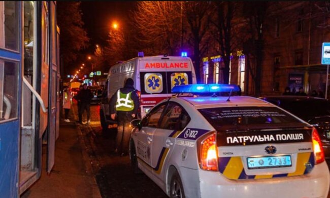 Рекламна конструкція впала на голову перехожого в Дніпрі: фото з місця