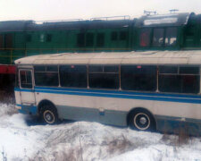 На Донетчине автобус с шахтерами попал под поезд (фото)
