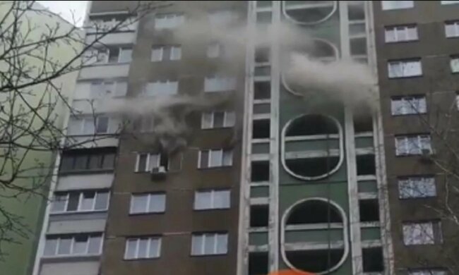 Мощный пожар разгорелся в киевской многоэтажке: съехались пожарные, дым на всю округу