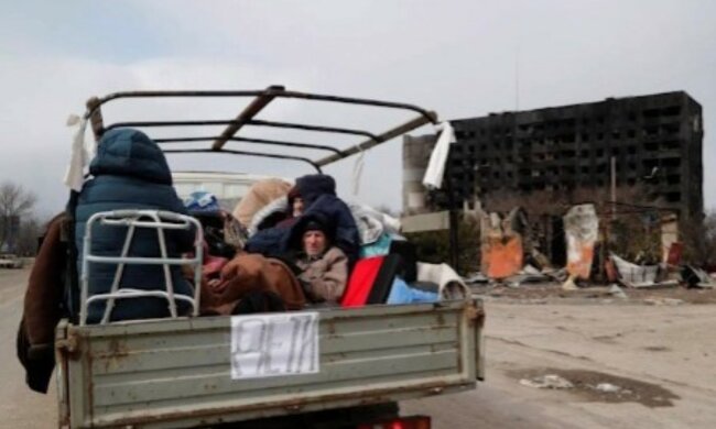 "Изуродованные и избитые обломками от снарядов": как мариупольцы на 30 авто спасались из города