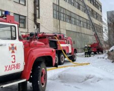 Спасатели бросили все силы на ликвидацию пожара на заводе в Харькове: кадры с места ЧП