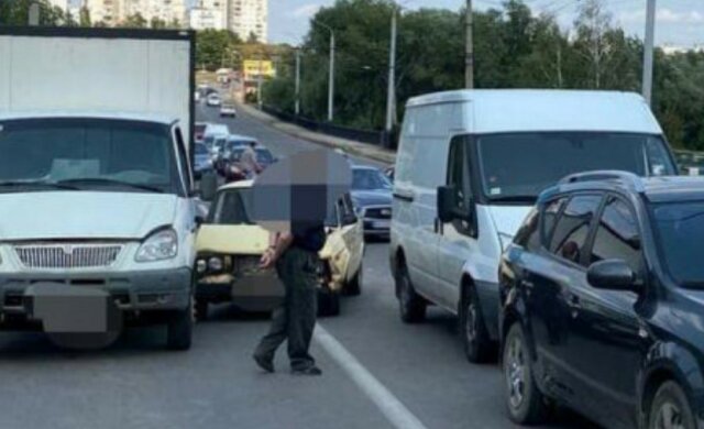 Масштабна аварія з мікроавтобусом у Харкові: кадри і перші деталі з місця ДТП