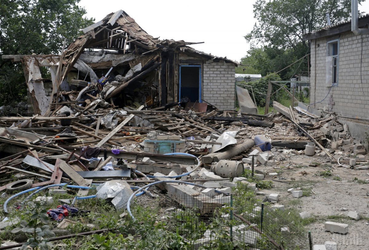 Разрушенный поселок. Разрушения в Горловке после обстрела ВСУ. Разрушенный частный дом в ДНР.