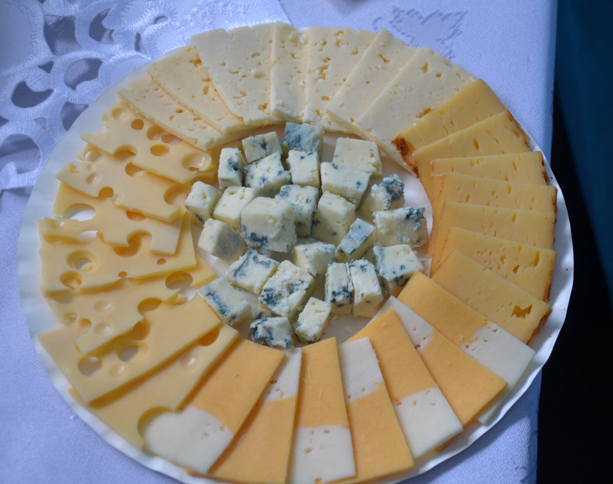 Красиво нарезать сыр с плесенью