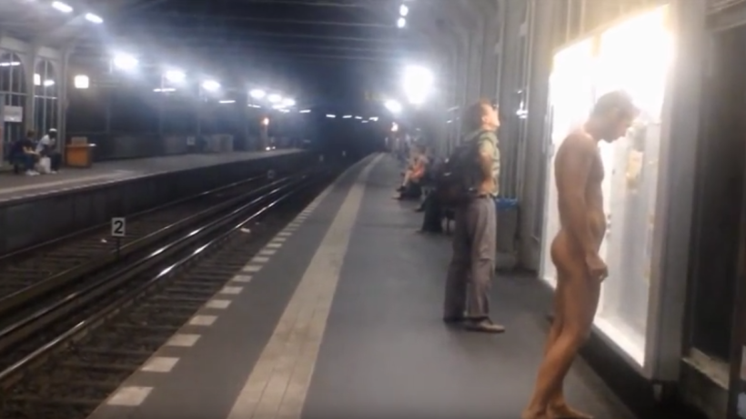 В Днепре голый агрессивный мужик ползал по тротуару (ВИДЕО)
