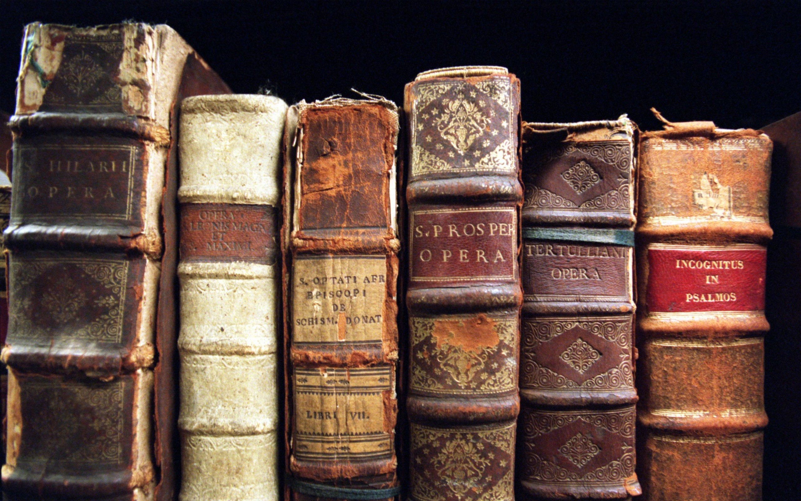 Пятистами книгами. Старинные книги. Изображение книги. Стопка старинных книг. Иллюстрации старинных книг.