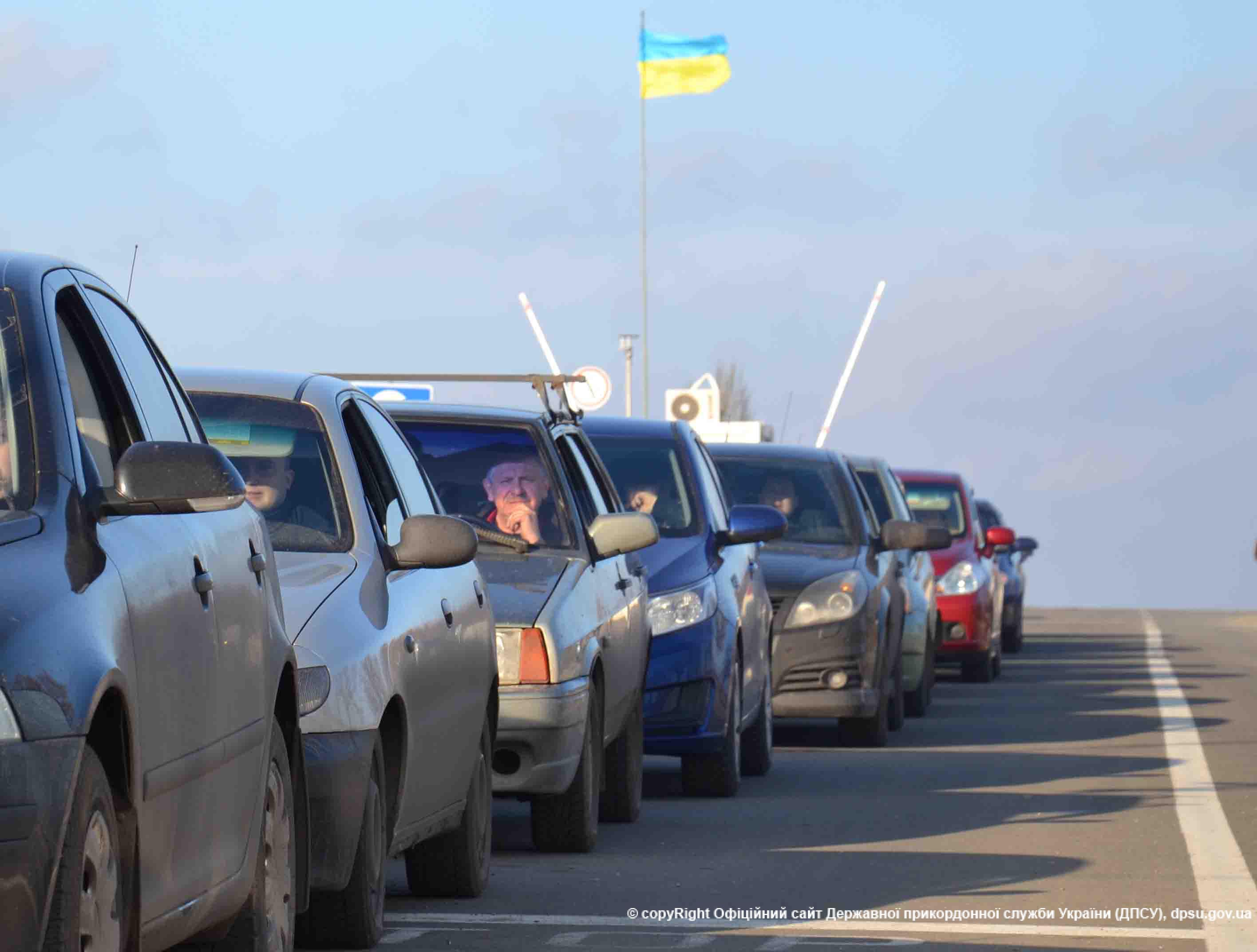 Тысяча автомобилей застряла в пробке у польской границы. Politeka