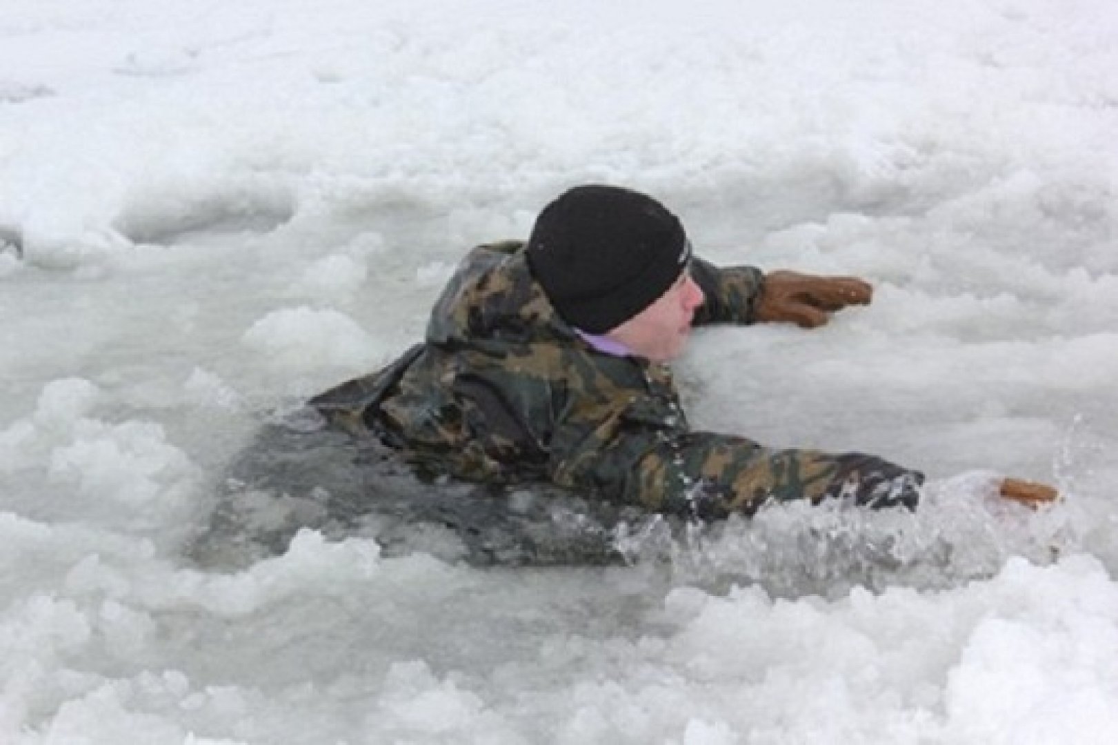 В раненую реку не войдешь. Ребенок провалился под лед. Человек провалился под лед. Рыбак провалился под лед.