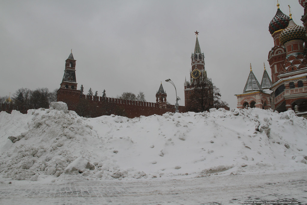 Снег на 9 мая в москве. Кремль зимой. Кремль в снегу. Снежный Кремль. Снегопад в Москве Кремль.