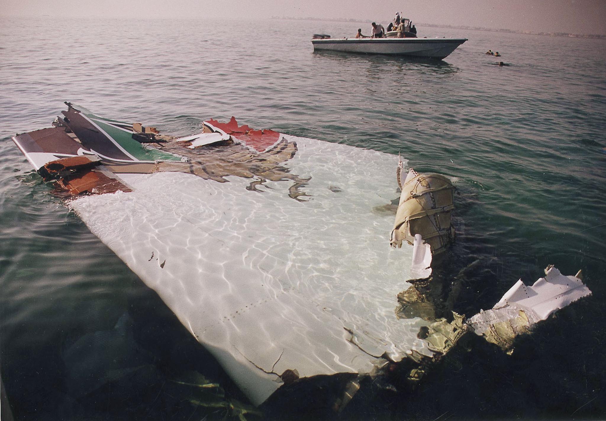 Авиакатастрофа море. Индонезия Боинг 737 крушение. Крушение а320 в Сочи (2006). Крушение а320 в Сочи. Крушение самолета в море Сочи 2006.