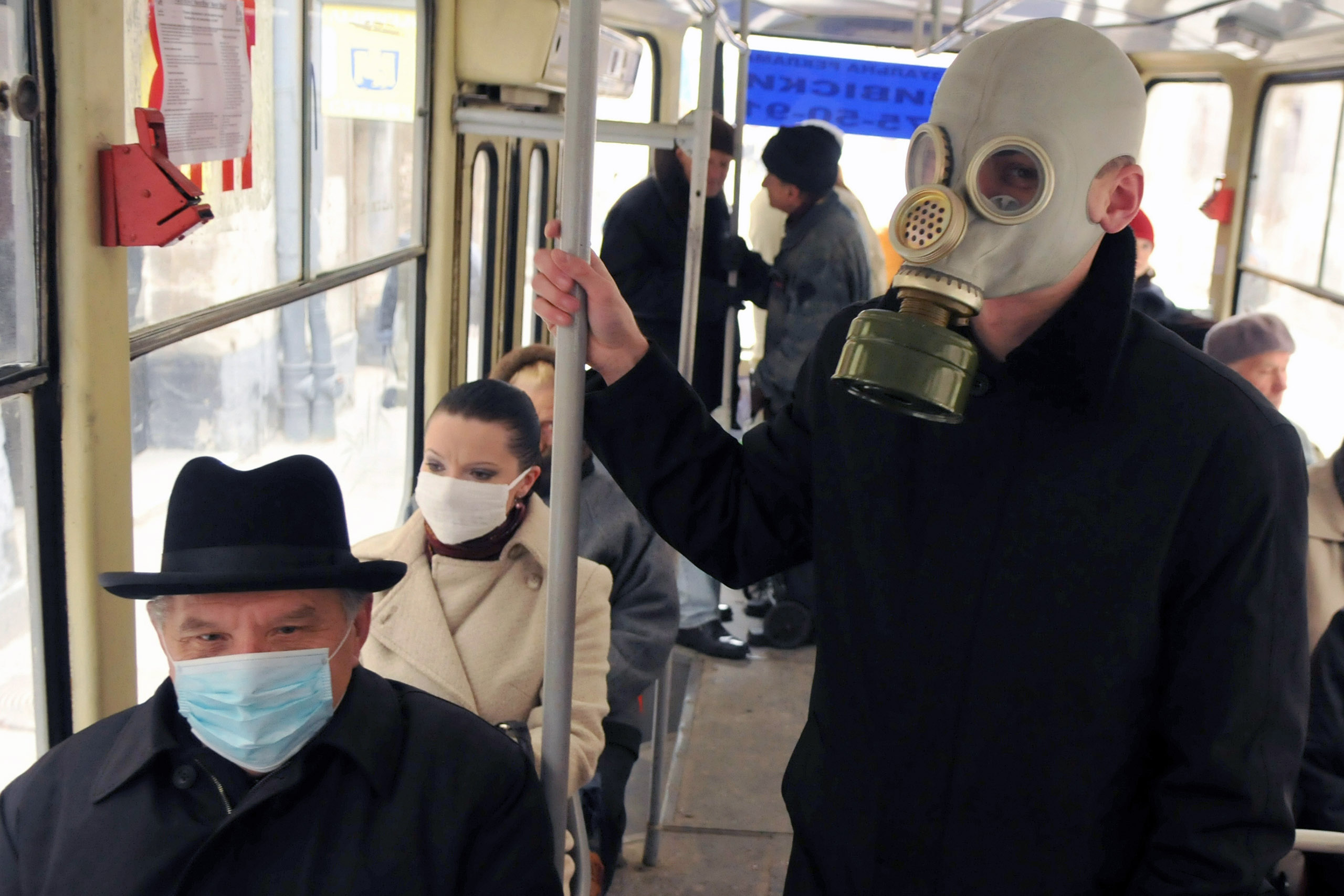 Они надели маски. Человек в медицинской маске. Люди в масках в транспорте. Люди в противогазах в метро. Маски в общественных местах.