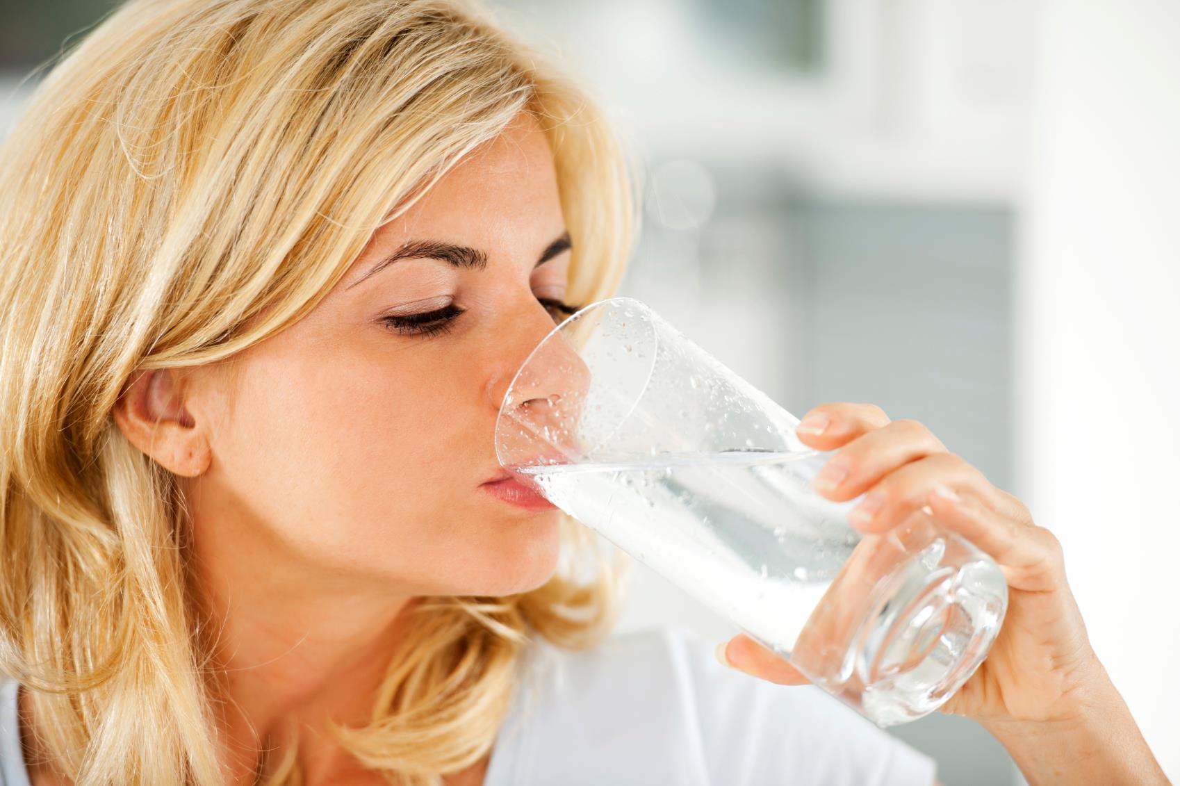 После еды запив водой. Питье воды. Японская методика лечения водой. Человек пьющий воду. Пить соду.