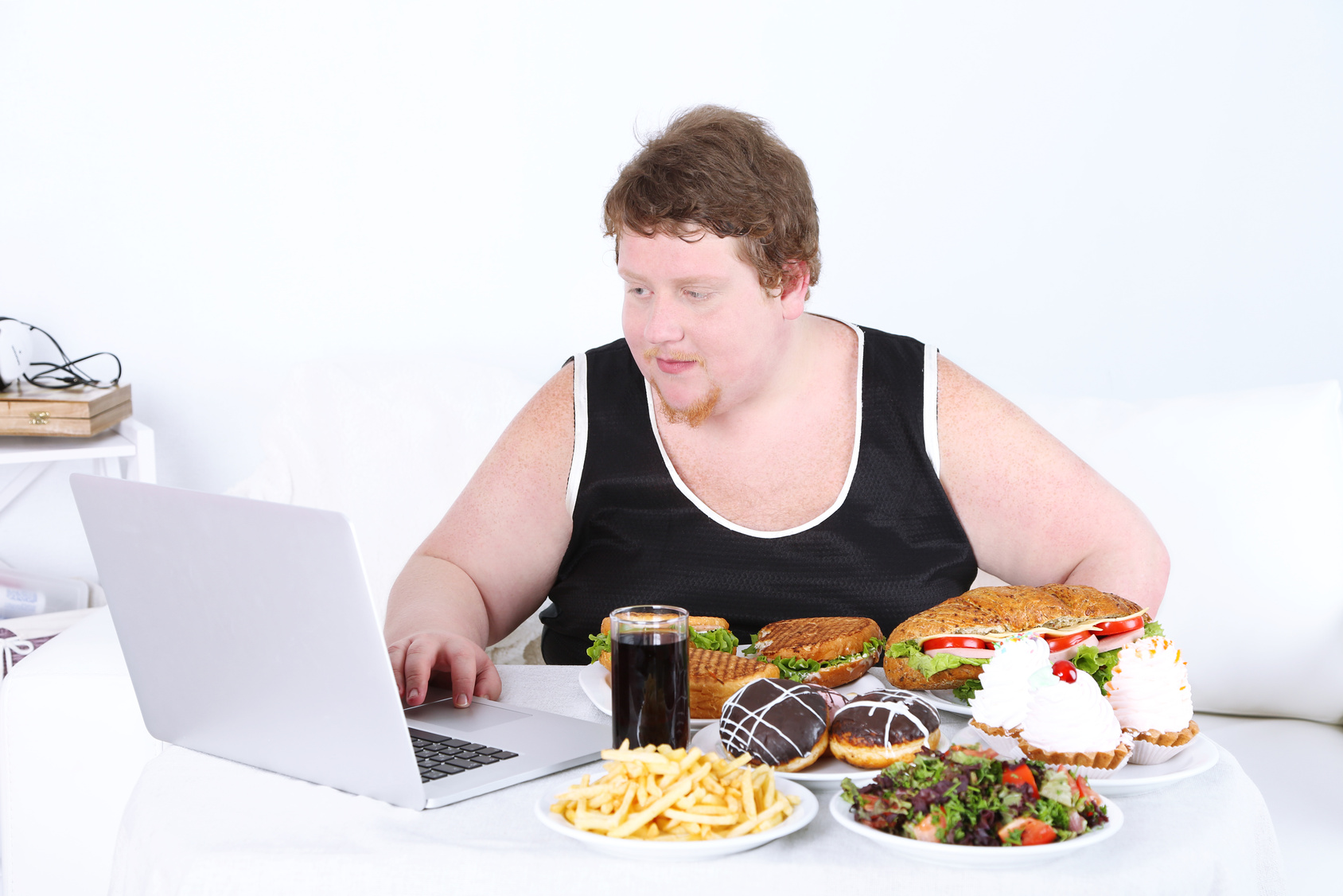 Ешь и толстым становишься. Полные люди. Толстый человек с едой. Неправильное питание.