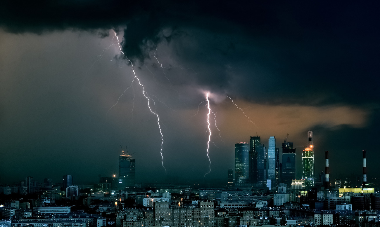 Гроза на улице. Гроза в ставрополе. Москва сити гроза. Гроза в каком городе. Ночной степногорск.