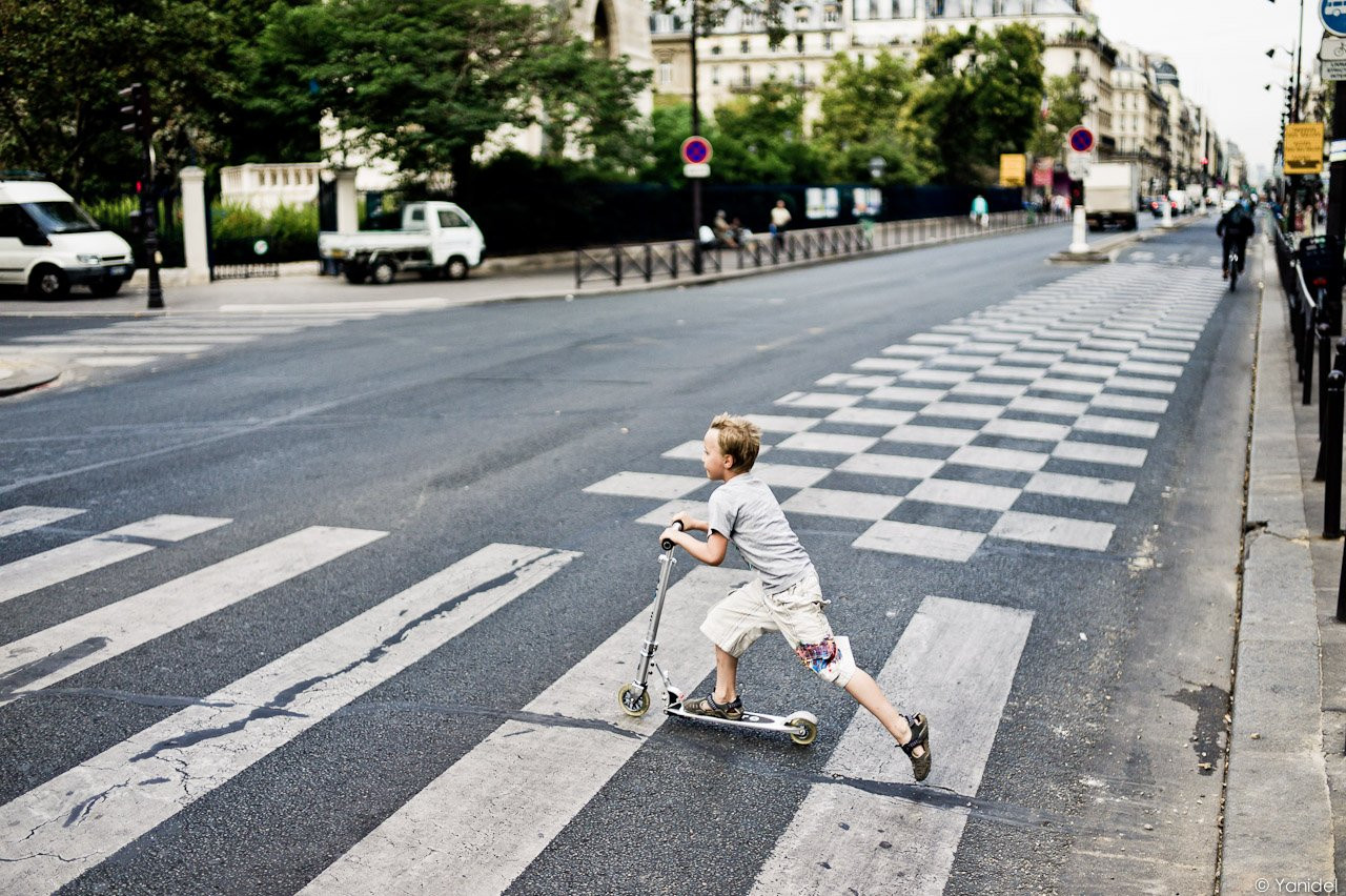 Дети через дорогу. Дети на дороге. Пешеход на дороге. Дорогие дети. Проезжая часть для детей.