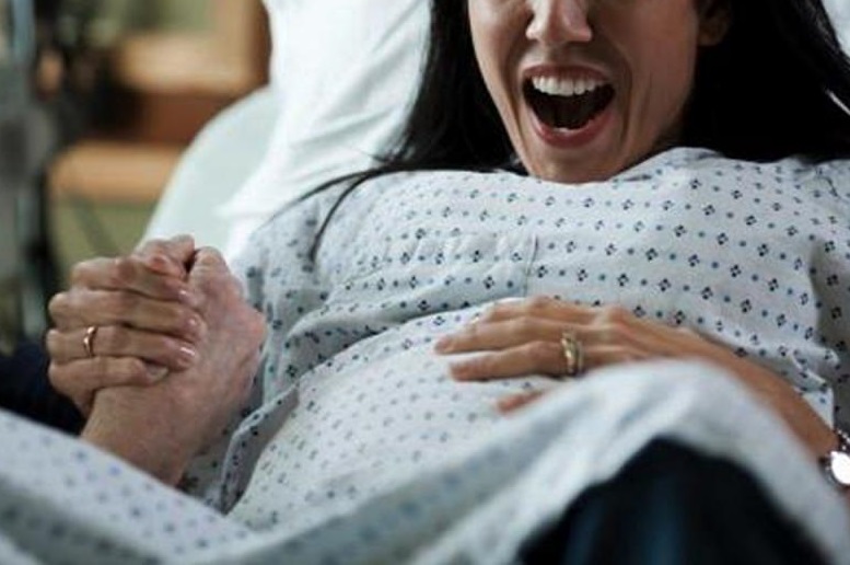 Как она больно рожать. Как она больно рожать. Роды с чем сравнить боль при родах. Патология родовой деятельности акушерство. Беременна женщены рожают.