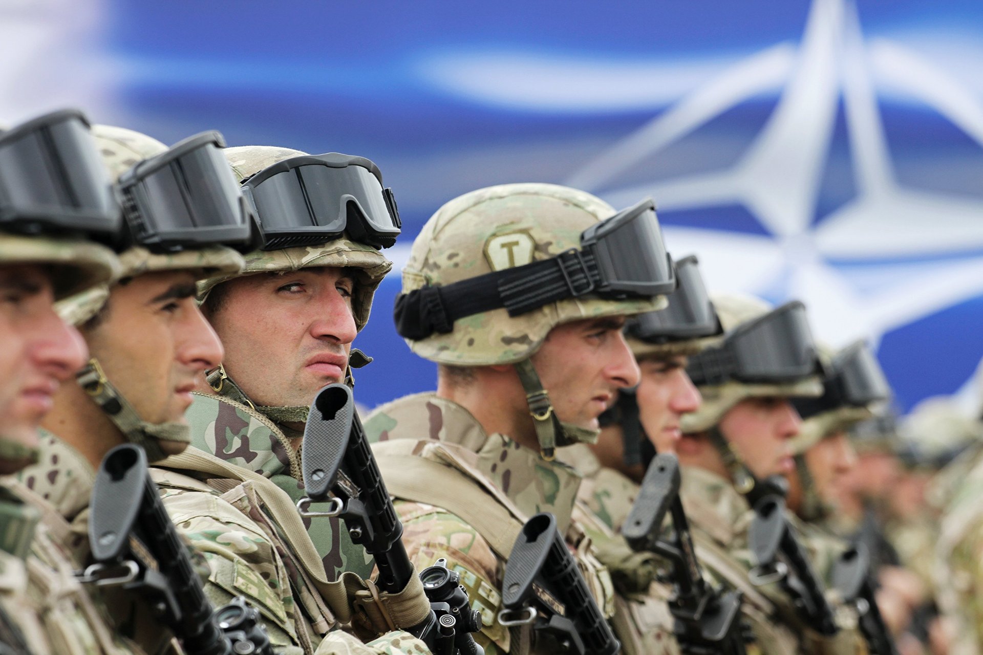 Жители нато. Вооружённые силы НАТО. Военные учения НАТО. NATO войска. Армия США И НАТО.