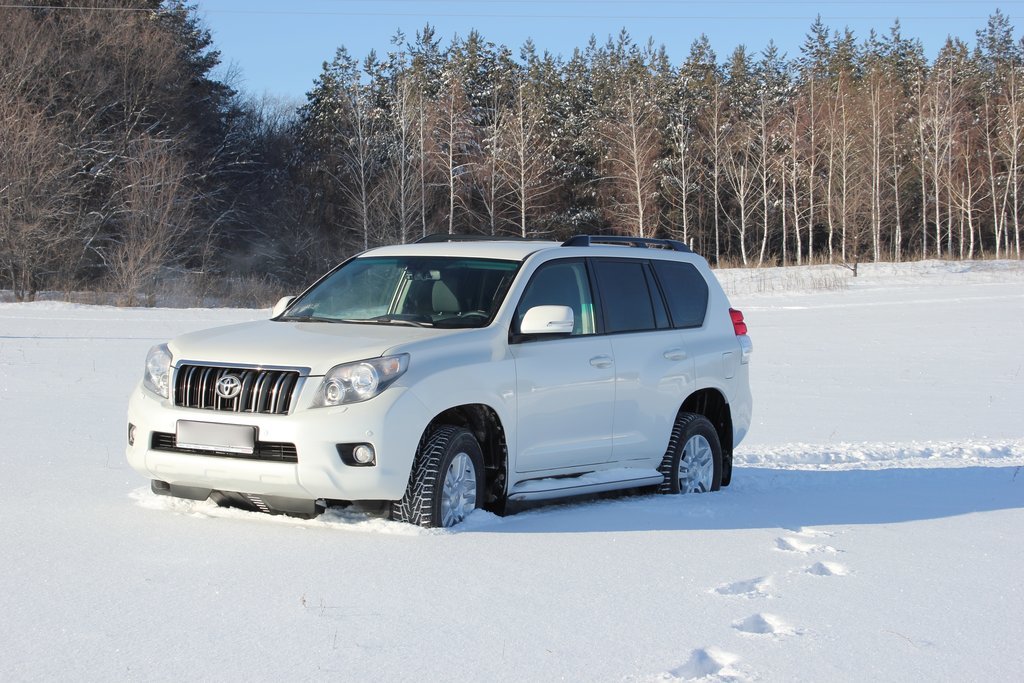 Тойота зима. Тойота ленд Крузер зимой. Крузер Прадо зима Тойота ленд. Toyota Land Cruiser Prado 150 Snow. Белый Toyota Land Cruiser Prado 150 зимой.