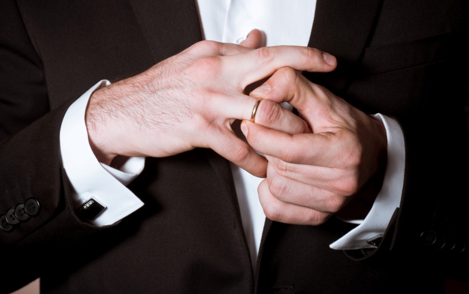 Поведение женатых мужчин. Мужские кольца на руке. Женатый мужчина. Обручальные кольца для мужчин. Женатый мужчина кольцо.