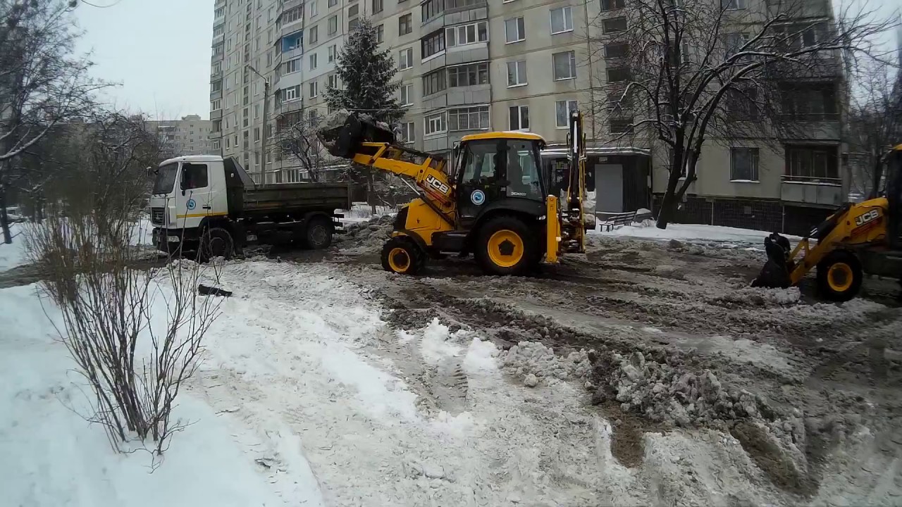 Снегоуборочная машина застряла на харьковской улице: «Битый небитого  везет», видео. Politeka