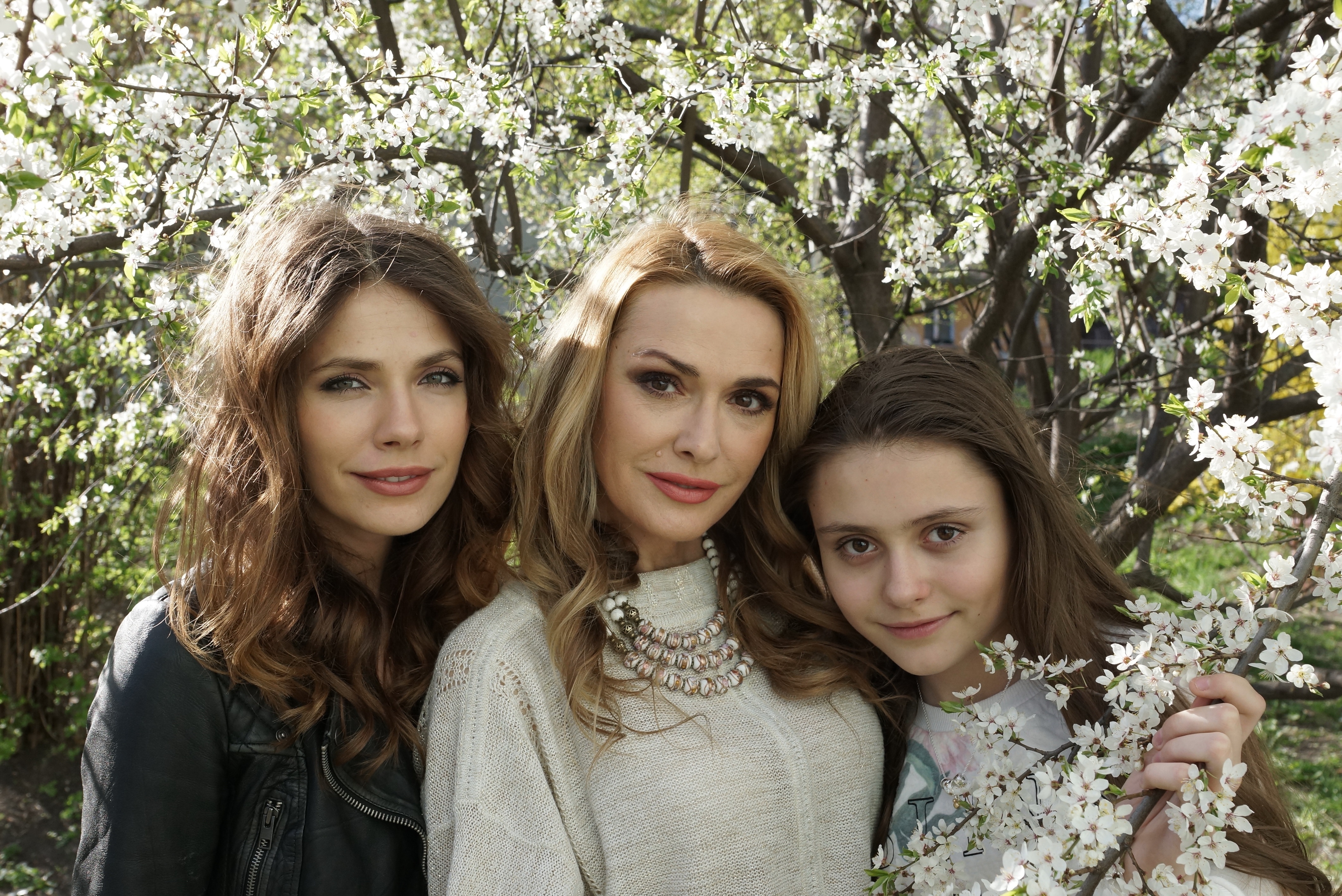 Ольга Сумская поразила фото с красавицами-дочками: «Как сестры». Politeka
