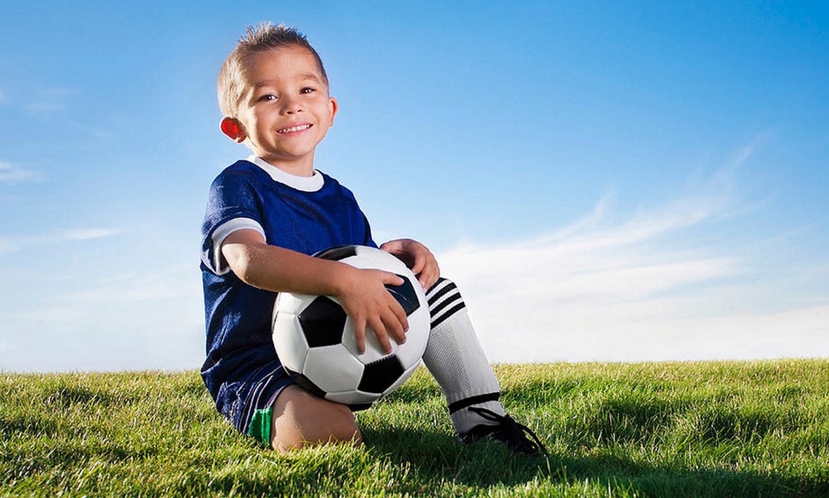 Мальчик с футбольным мячом