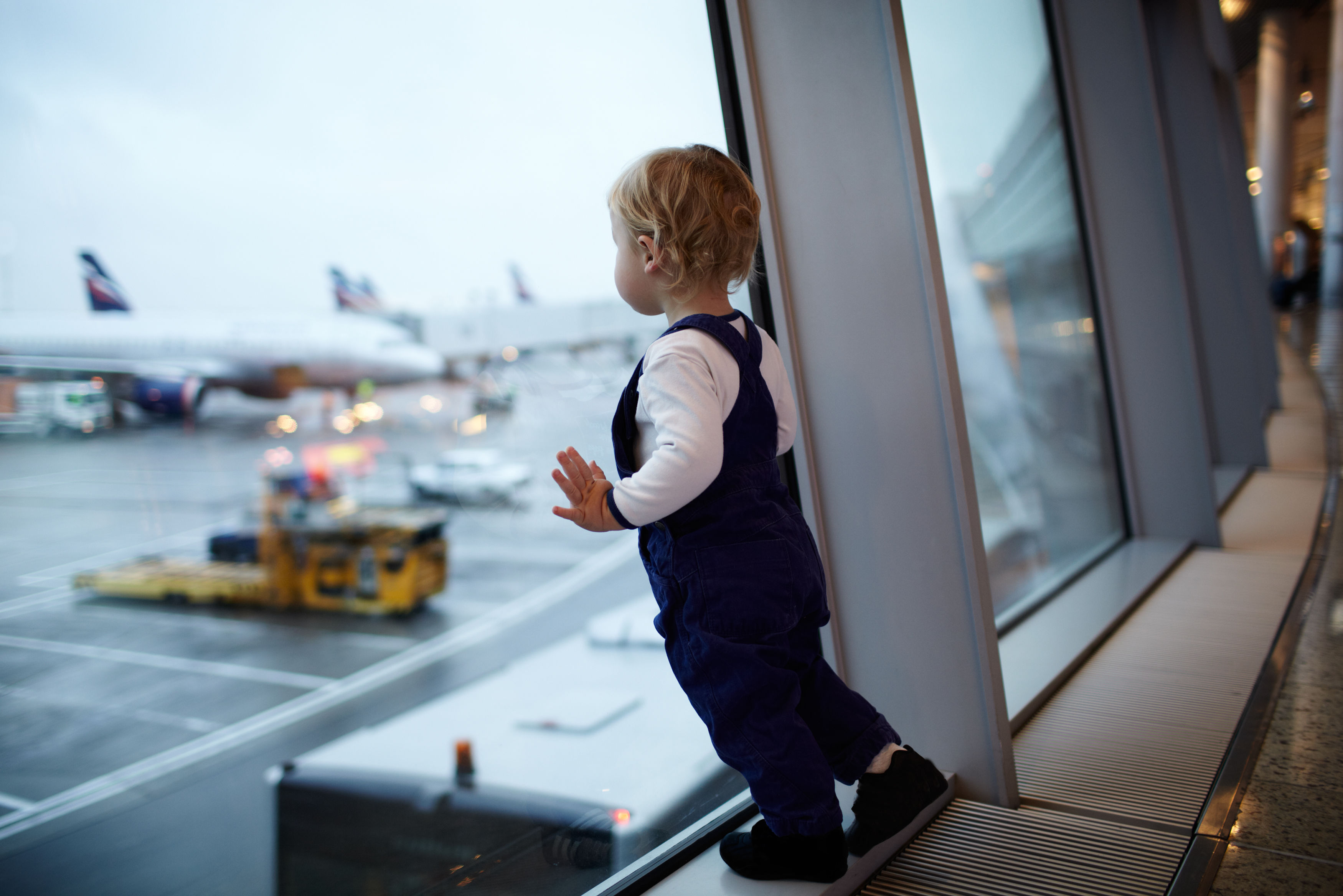 Уезжать наблюдать. Дети в аэропорту. Самолет для детей. Младенец аэропорт. Для мальчиков самолёты.